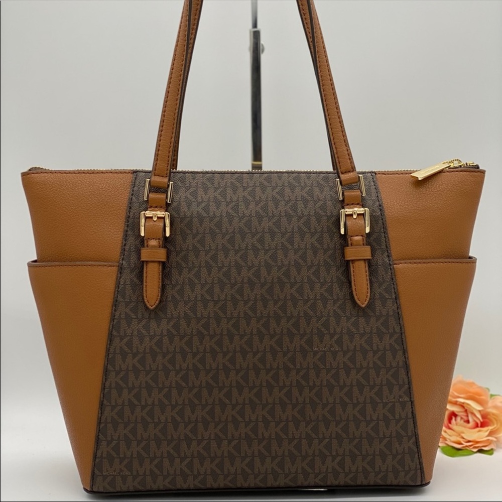 MICHAEL KORS CHARLOTTE LG TZ TOTE BROWN SIGNATURE - Picture 3 of 13